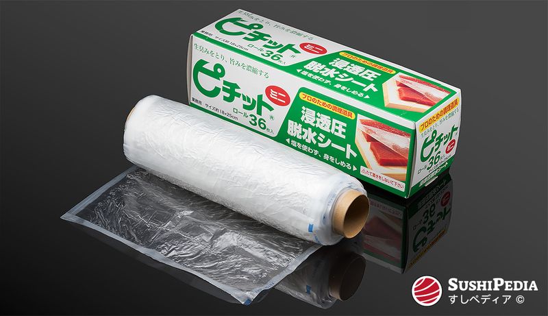 Packaging and roll of pichit film for moisture absorption in food, especially for sushi and sashimi, presented on a glossy substrate.