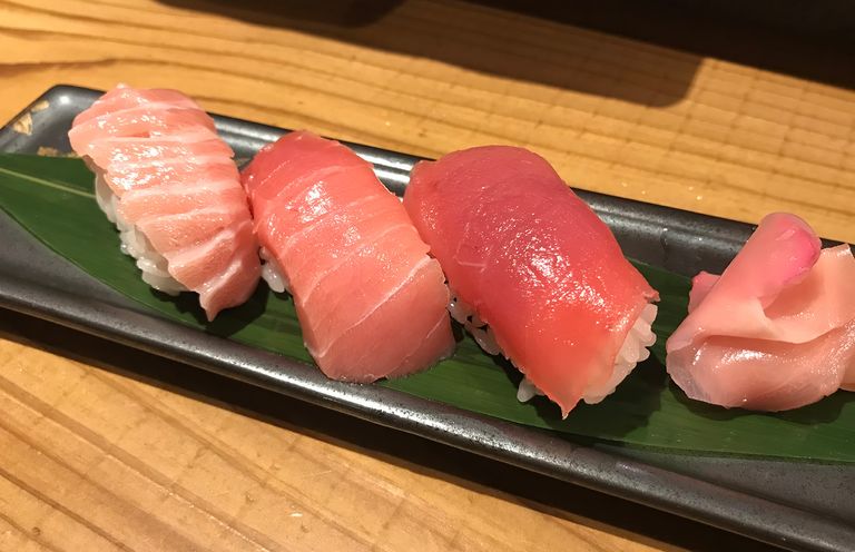 A set of tuna meat, consisting of one piece each of particularly fatty, semi-fatty and lean meat.