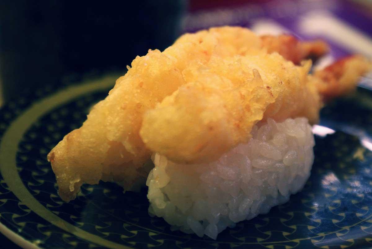 Fried prawn sushi on a plate. 
				Jere Samuli Perttula. 
				tempura ebi sushi. 
				flickr.com. 
				Attribution 2.0 Generic (CC BY 2.0). 
				