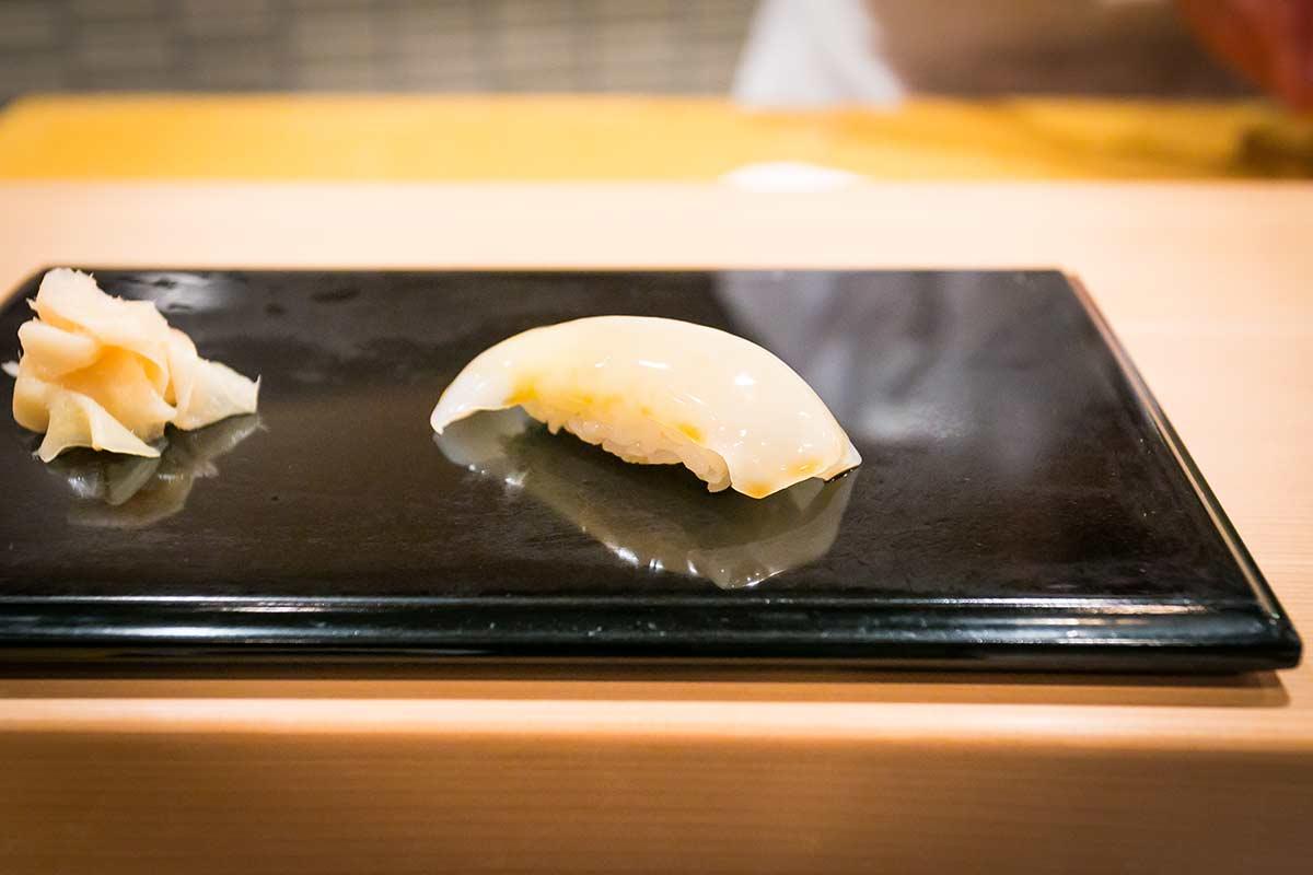 Squid sushi on a plate. 
				City Foodsters (Grace Chen, Jason Wang). 
				Sumi-Ika (Squid), Sukiyabashi Jiro, Tokyo, JP. 
				flickr.com. 
				Attribution 2.0 Generic (CC BY 2.0). 
				
